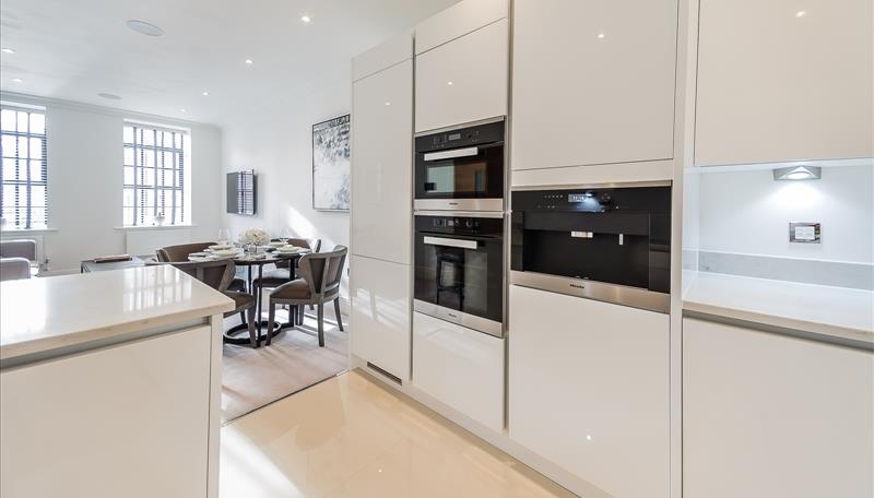 2 bed property in Rainville Road, London